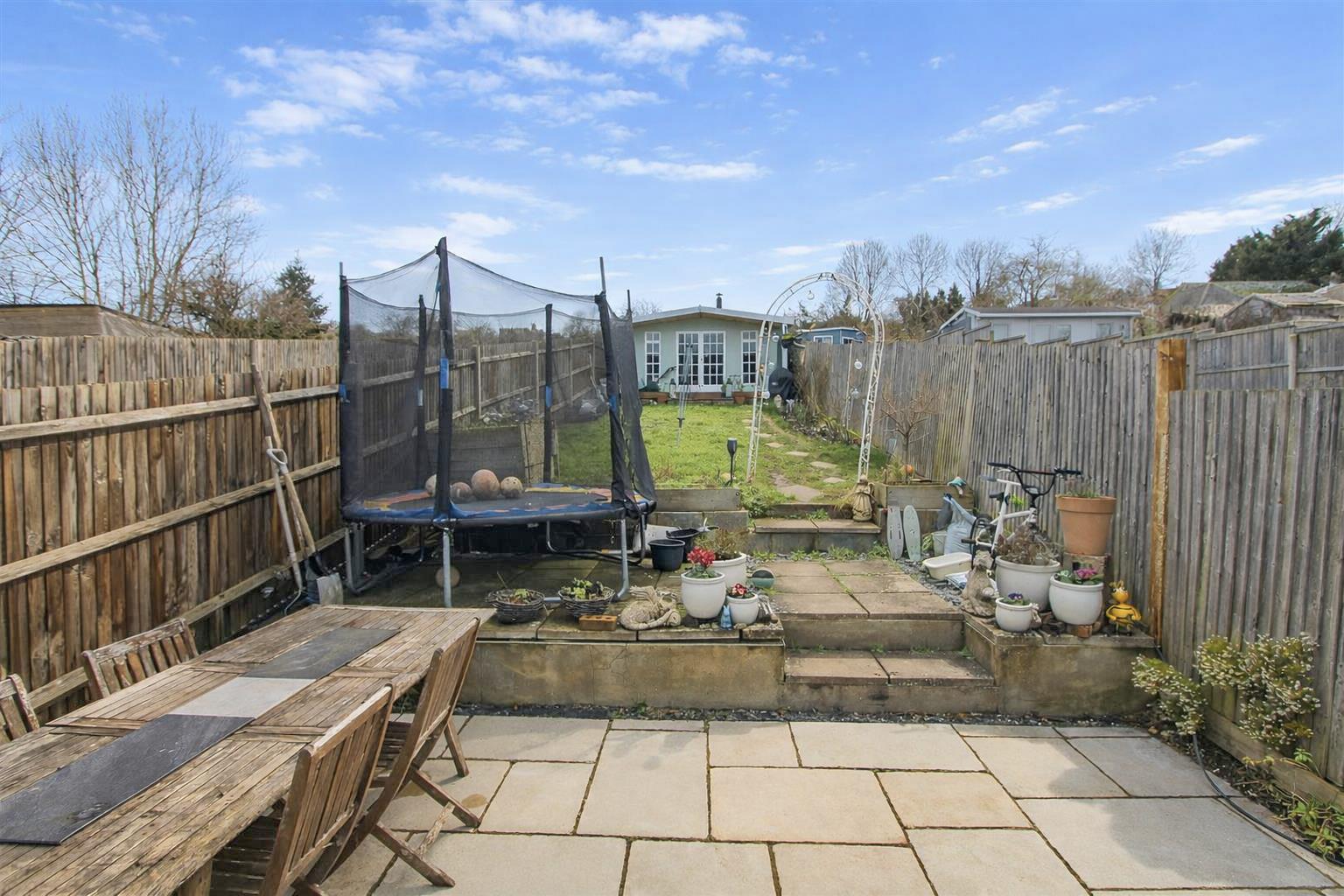 3 bed property in Chipstead Valley Road, Coulsdon
